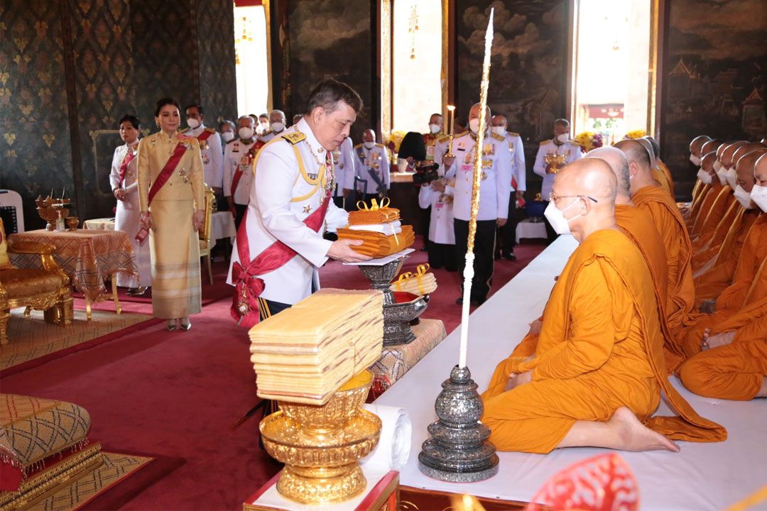 'ในหลวง-พระราชินี'ทรงบำเพ็ญพระราชกุศลถวายผ้าพระกฐิน วัดบวรนิเวศวิหาร-วัดมกุฏกษัตริยาราม