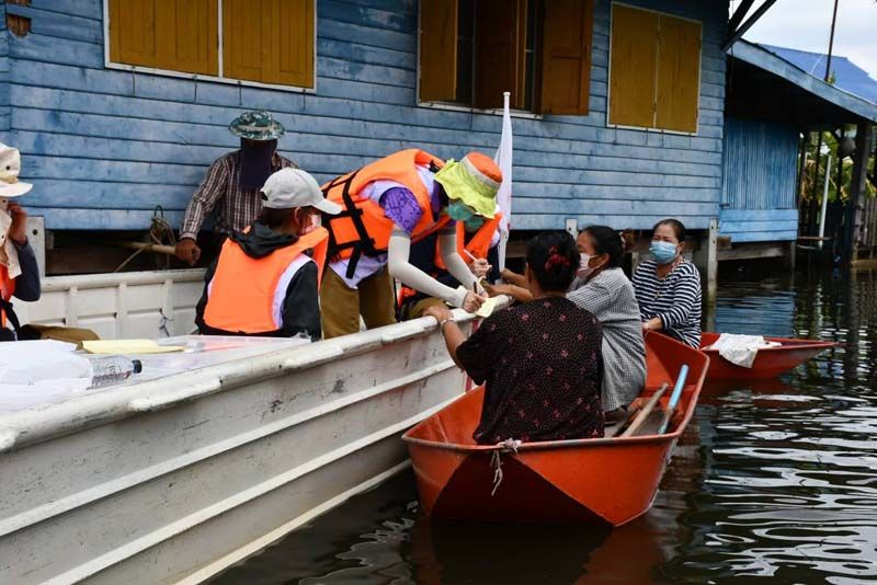 สภากาชาดไทยลงพื้นที่อ่างทองตรวจโรคทั่วไปช่วยเหลือผู้ประสบภัยน้ำท่วม