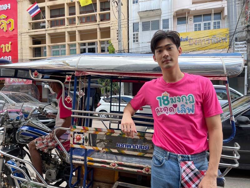 ‘จูเนียร์-กาจบัณฑิต’พระเอกช่อง 3 โชว์ปิ้งข้าวจี่ แม่ยกพ่อยกกรี๊ดสลบ