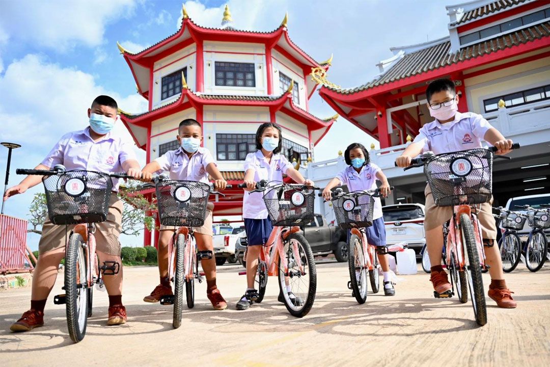 ‘ป่อเต็กตึ๊ง’เดินสายมอบจักรยานให้แก่โรงเรียนในพื้นที่ 9 จว.ภาคอีสาน