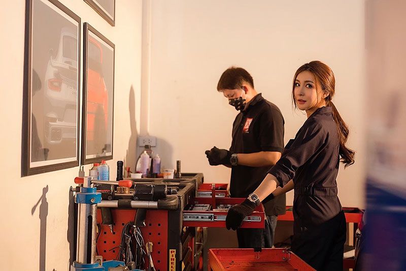 เปิดว๊าป ‘น้องพลอย’ ซุปเปอร์คาร์เลดี้ เจ้าของอู่รถสุดสวยแซ่บซี๊ด