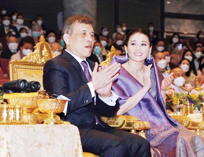 ‘ในหลวง-พระราชินี’ เสด็จทอดพระเนตรการแสดงโขน รอบปฐมทัศน์ เรื่อง รามเกียรติ์ ตอน ‘สะกดทัพ’