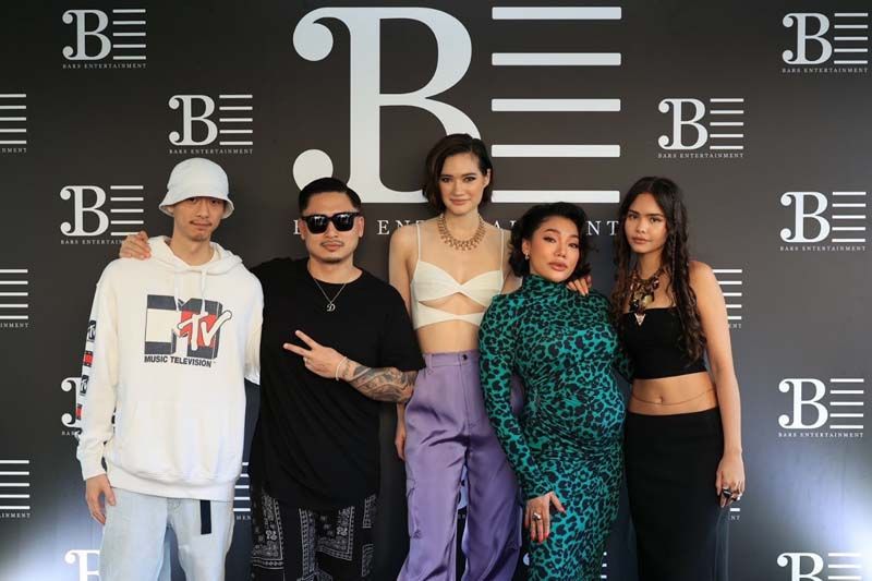 ‘ดา เอ็นโดรฟิน’ อุ้มท้อง 6 เดือน ควงแขนสามี  แถลงข่าวเปิดค่ายเพลงใหม่ Bars Entertainment