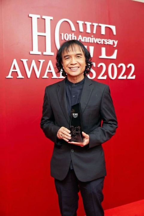 ‘ครูสลา คุณวุฒิ’ รับรางวัล HOWE ART AWARD  ศิลปินผู้สร้างงานศิลปะ