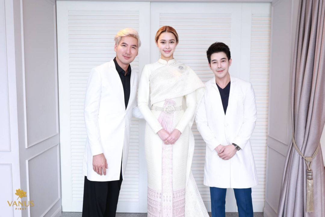 'แพทริเซีย กู๊ด'ออร่าเจ้าสาวพุ่ง อวดลุคชุดไทยศิวาลัยสุดหรูสีขาวงาช้าง-ชมพู มูลค่าเฉียดล้าน