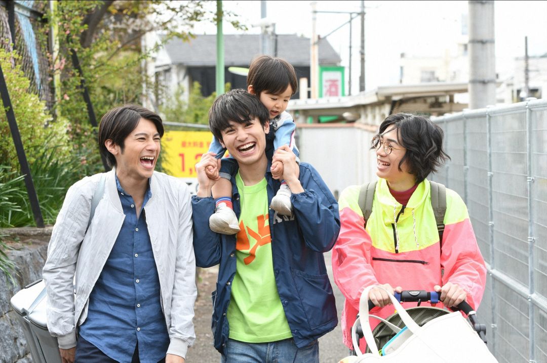 エンターテイメント – 「Monomax」は日本シリーズ「三人のお父さん、三人のハンサムな男性、新しいお父さん」を提供しています。