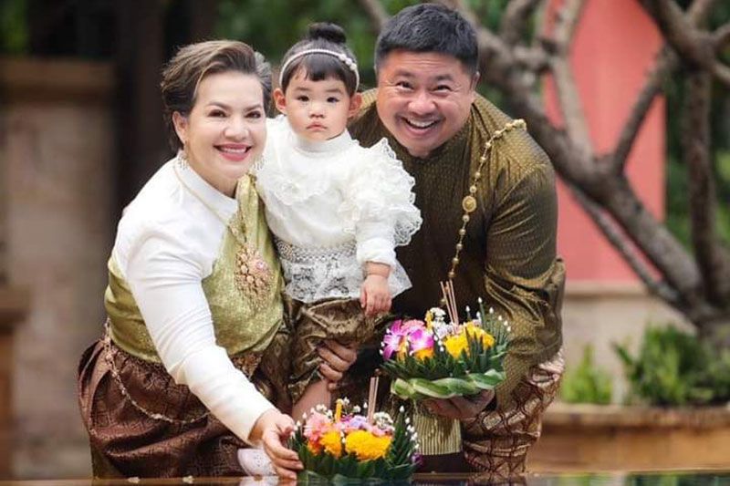 ลอยกระทงฉ่ำ! ครอบครัวสุขสันต์ 'หนูแหม่ม'ควงสามี 'บ๊อบบี้' และ 'ลูกสาวแอลลี่'แต่งชุดไทย