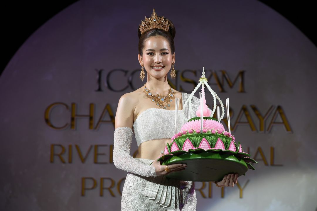 สวย สง่า'โบว์ เมลดา' นางนพมาศ ปี 2565 สวมชุดไทยจักรีประยุกต์เครื่องประดับอันทรงคุณค่า