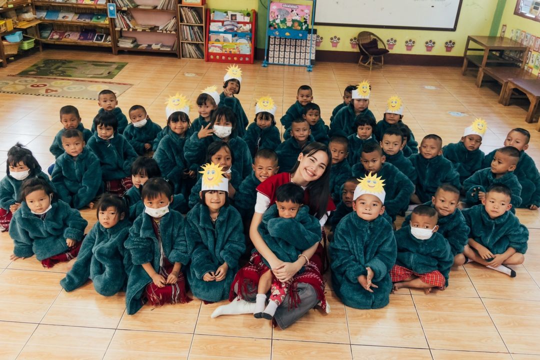 'ญาญ่า'ขึ้นดอยมอบเสื้อกันหนาวและทุนการศึกษาให้น้องๆ