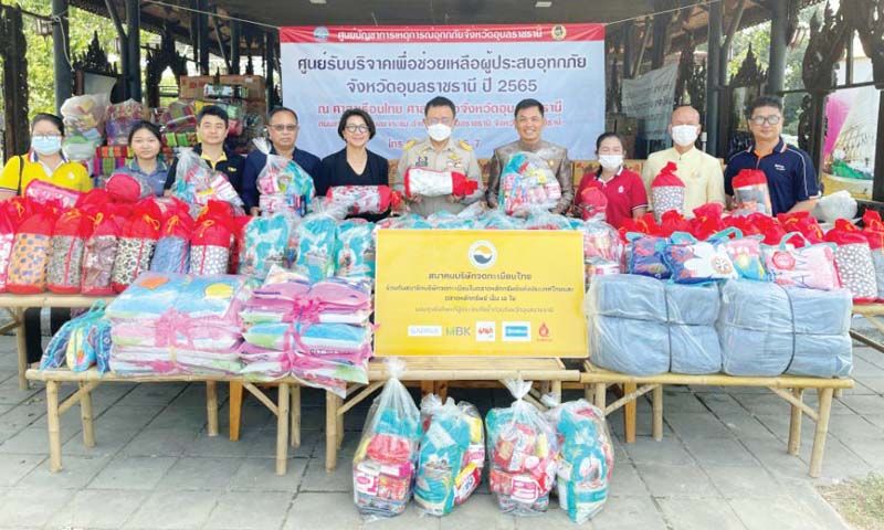 เอ็ม บี เค มอบข้าวมาบุญครอง แก่ สมาคมบริษัทจดทะเบียนไทย  เพื่อช่วยผู้ประสบอุทกภัยจังหวัดอุบลราชธานี