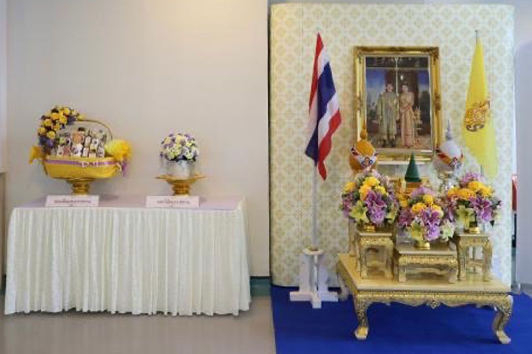 'ในหลวง-พระราชินี'พระราชทานดอกไม้และตะกร้าสิ่งของแก่เจ้าหน้าที่ที่ได้รับบาดเจ็บจากเหตุคนร้ายลอบวางระเบิด จ.นราธิวาส