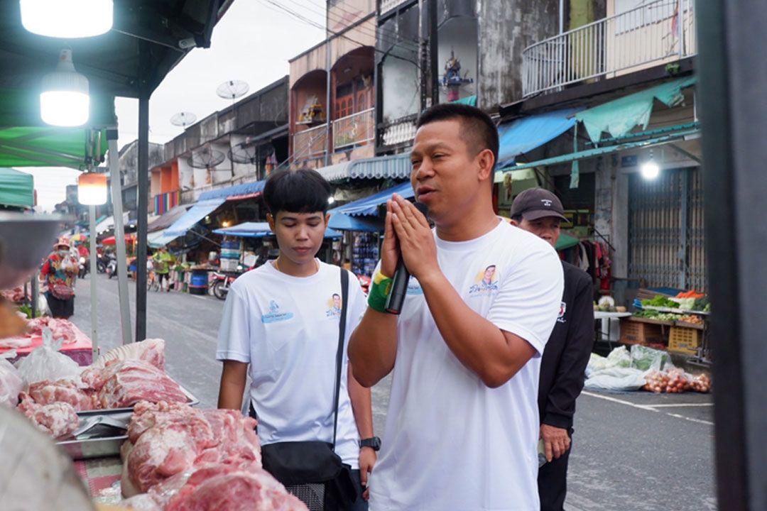 'ชัยชนะ' พา 'ยุทธการ' เดินตลาดแนะนำตัวให้ชาว'ชะอวด' หลังได้รับโอกาสเป็นว่าที่ผู้สมัคร ส.ส.เมืองคอน พรรคปชป.