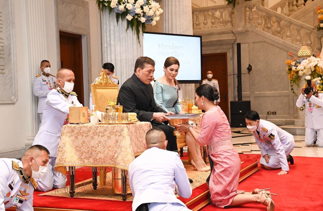 พระบาทสมเด็จพระเจ้าอยู่หัว และ สมเด็จพระนางเจ้าฯ พระบรมราชินี  เสด็จพระราชดำเนินทรงเปิดนิทรรศการ‘สิริราชพัสตราบรมราชินีนาถ’