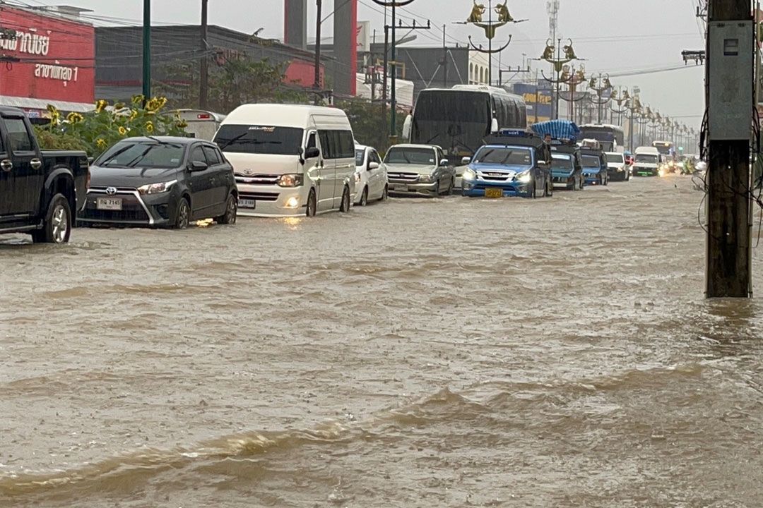 ‘พัทลุง’ฝนถล่มหนัก 2 ชั่วโมงน้ำท่วมถนน จราจรติดขัด