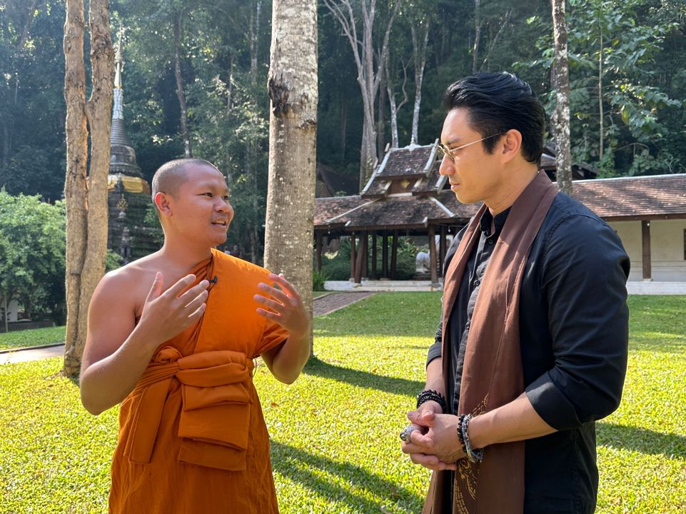 'เอ- พศิน'พากราบ พระธาตุเจดีย์มีชีวิต วัดผาลาด จ.เชียงใหม่