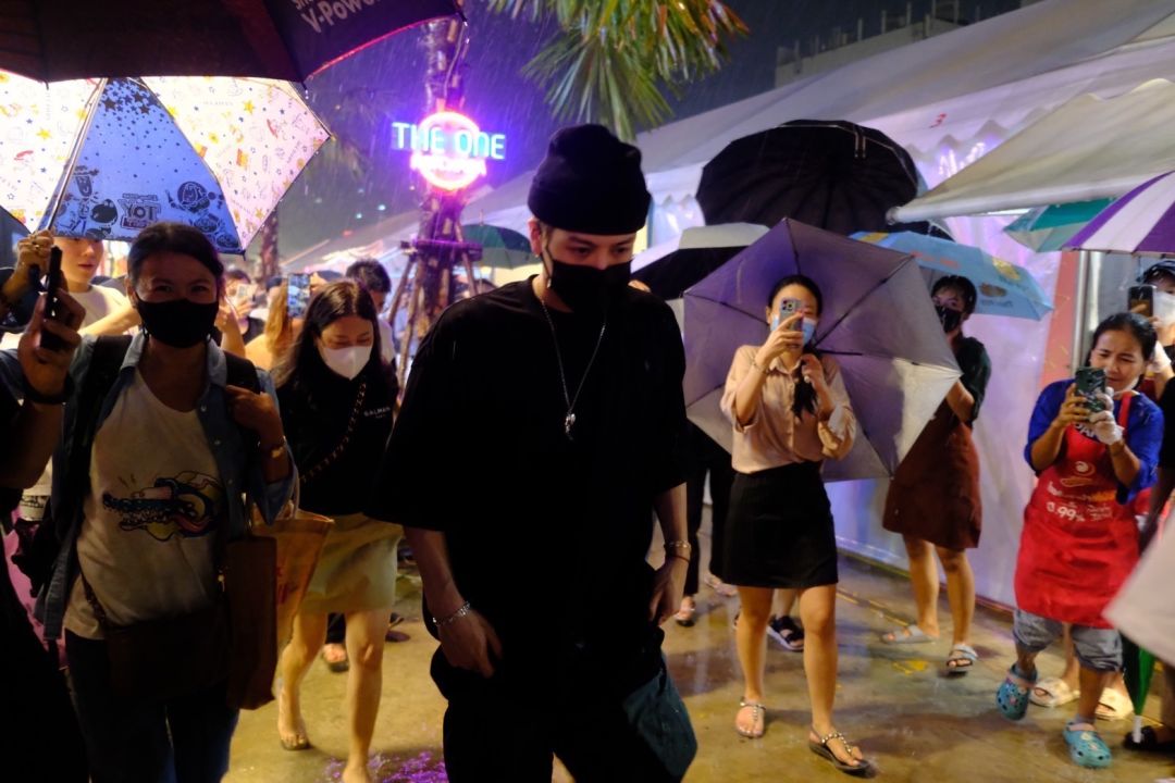 'แจ็คสัน หวัง'โผล่เซอร์ไพรส์ ลุยฝนเที่ยวตลาดดิวัน รัชดา ทำเอาอากาเซ่ กรี๊ดถ่ายรูปเซลฟี่