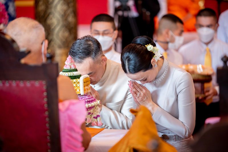 คู่รักสายบุญ! ‘โอบอุ้ม จิรัฏฐ์ณิชชา’ ฉลองวิวาห์เรียบหรูตามแบบฉบับชาวพุทธ