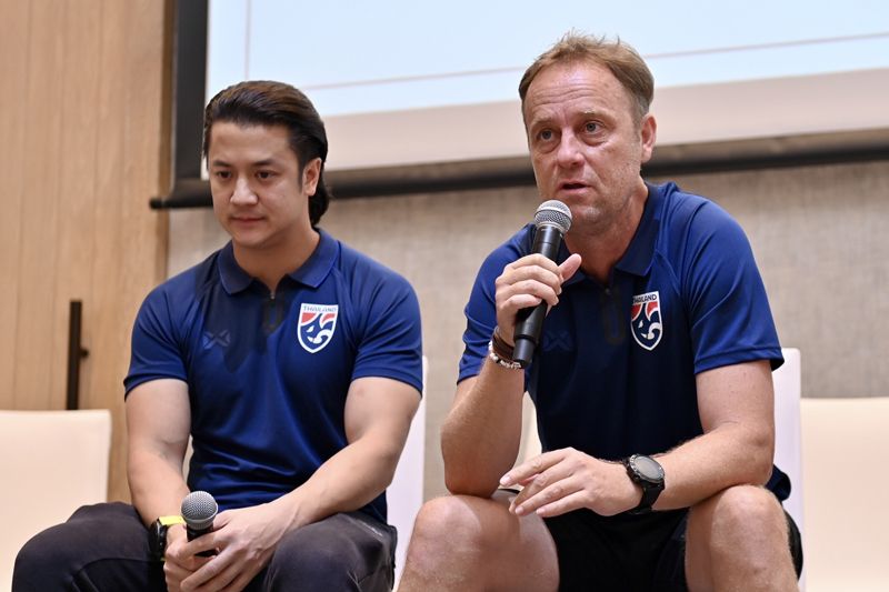 ทีมชาติไทยป้องกันแชมป์ AFF -   มาดามแป้งตั้ง ธีราทร กัปตันทีม
