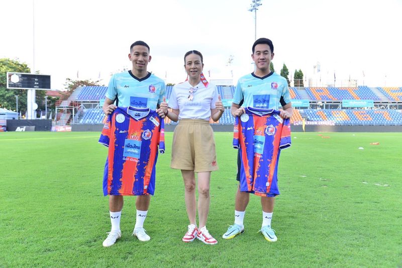 มาดามแป้งเปิดตัวปฐมพลกับวรชิตนักเตะใหม่สิงห์เจ้าท่า