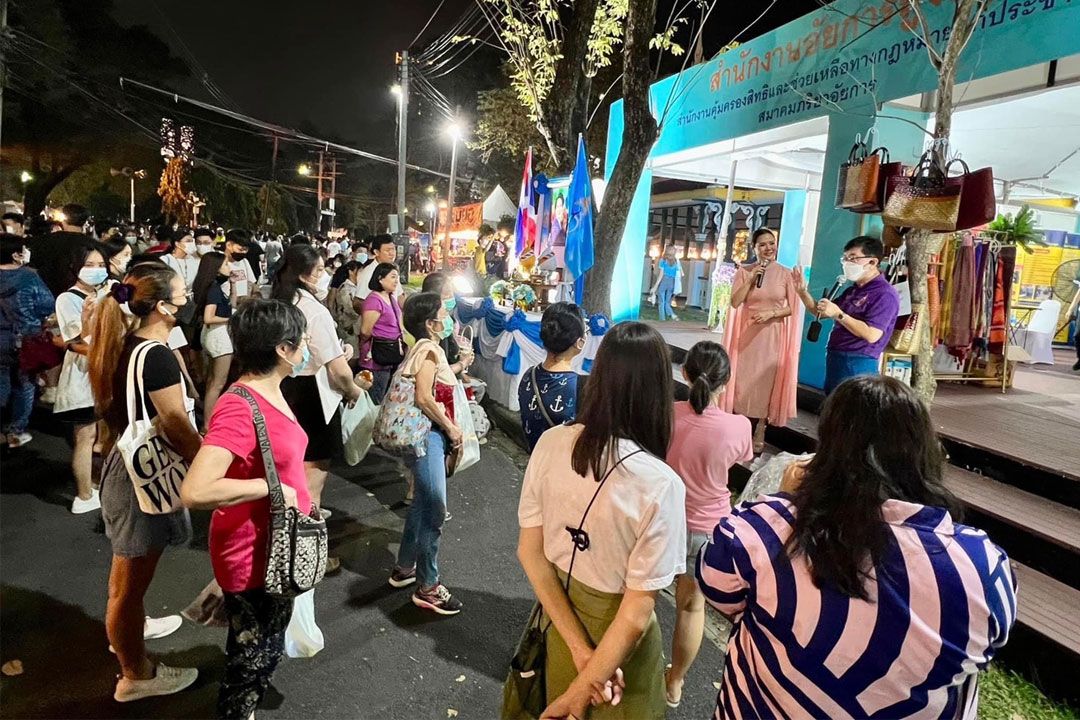 สำนักงานอัยการร่วมออกบูธกาชาด สวนลุมพินี ปชช.ต่อคิวปรึกษาข้อ กม.แน่นต่อเนื่อง