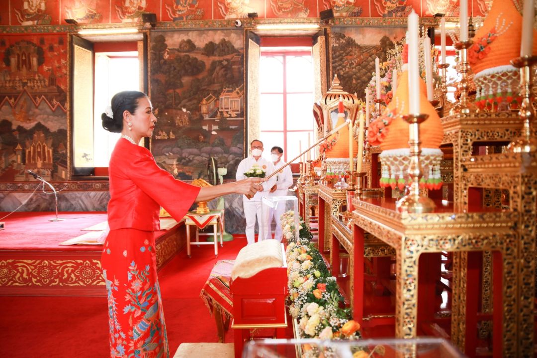 ดร.กบ ปภัสรา นำทีมดาราสายบุญ และกัลยาณมิตรร่วม 'ห่มผ้าเจดีย์ภูเขาทอง' ส่งท้ายปี ๒๕๖๕