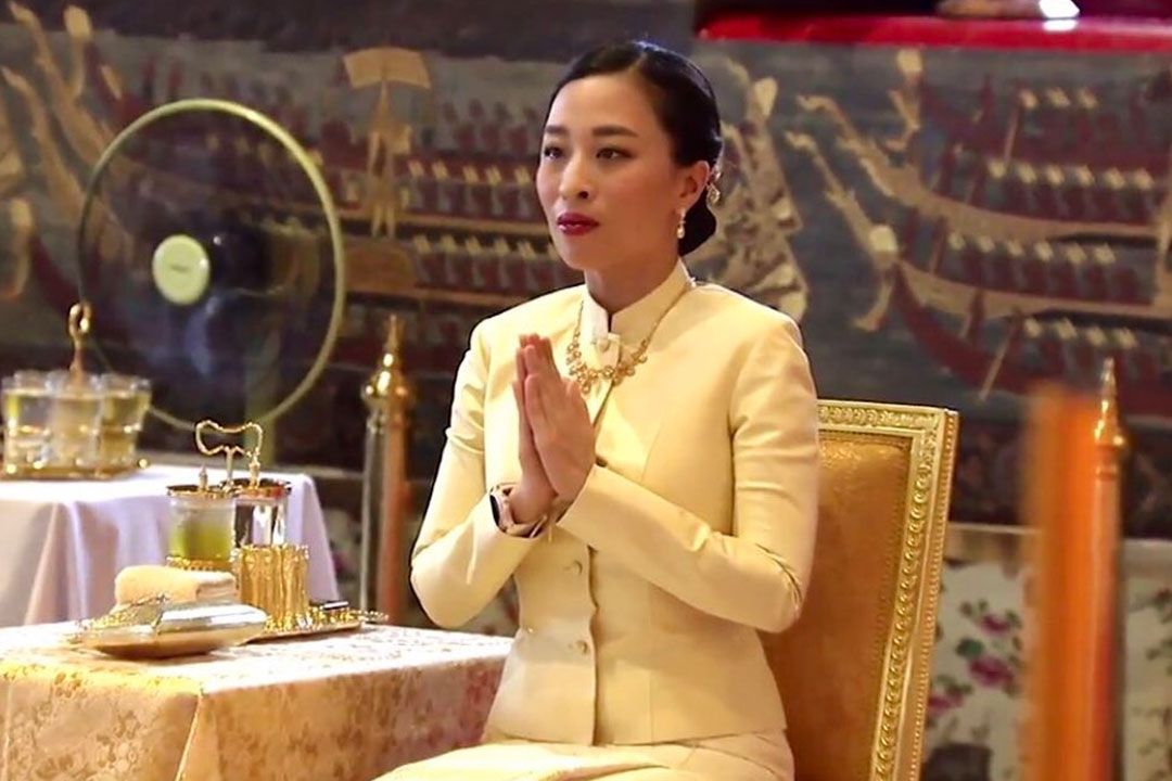 'ในหลวง-พระราชินี' เสด็จเยี่ยม 'เจ้าฟ้าพัชรกิติยาภาฯ' พสกนิกรเฝ้าถวายกำลังใจ