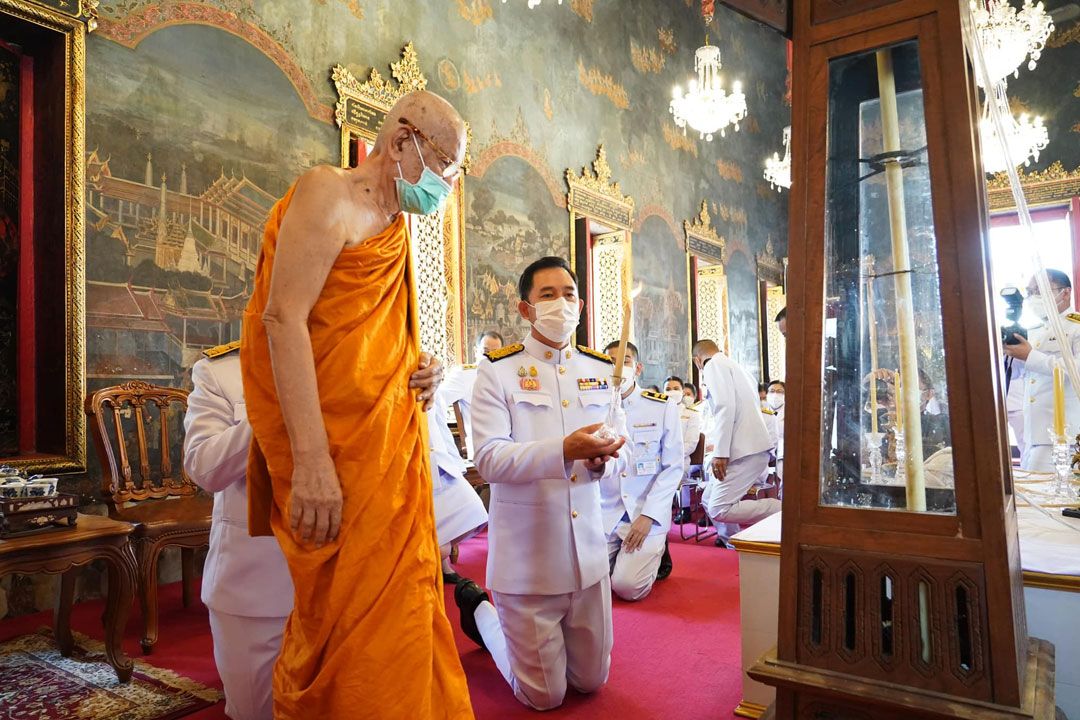 ในหลวง-พระราชินีพระราชทานผ้าไตรในพิธีเจริญพระพุทธมนต์ถวายพระพรชัยมงคลเจ้าฟ้าพัชรกิติยาภาฯ