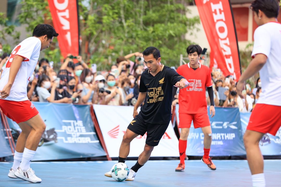 แมตช์พิเศษ ‘เจ-ชนาธิป’ ดวลแข้ง ‘โอม-นนน-เพิร์ธ-ชิม่อน’ กับกิจกรรม  ‘Honda Click Series’