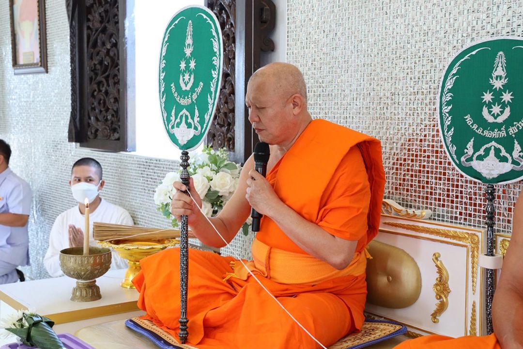 'หลวงพ่อพบโชค'นำพุทธศาสนิกชนเจริญพระพุทธมนต์ถวายพระพร 'เจ้าฟ้าพัชรกิติยาภาฯ'
