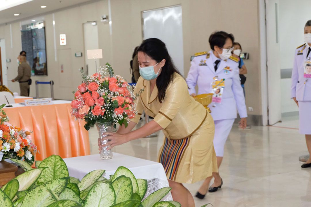 'ท่านผู้หญิงพลอยไพลิน' ลงนามถวายพระพร 'เจ้าฟ้าพัชรกิติยาภาฯ'