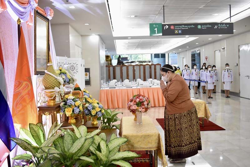 'องค์หริภา'เสด็จถวายแจกันดอกไม้-พระรอด พร้อมลงพระนามถวายพระพร'เจ้าฟ้าพัชรกิติยาภา'
