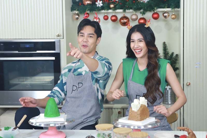 ‘บูม-พิ้งค์พลอย’ นัดทำภารกิจ  ส่งสุขปีใหม่ แฟนละคร ‘เคหาสน์นางคอย’