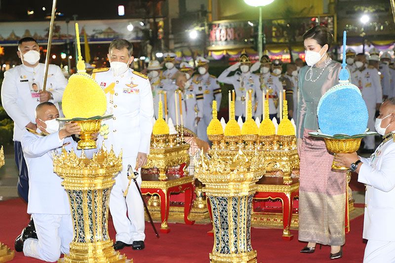 'ในหลวง-พระราชินี'เสด็จวางพุ่มดอกไม้ เนื่องใน'วันสมเด็จพระเจ้าตากสิน'
