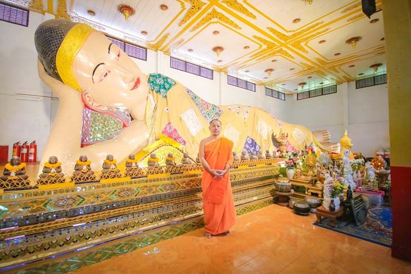 เที่ยวเมืองสามหมอกไหว้สักการะสิ่งศักดิ์สิทธิ์ที่วัดพระนอน ขอพรปีกระต่ายทอง