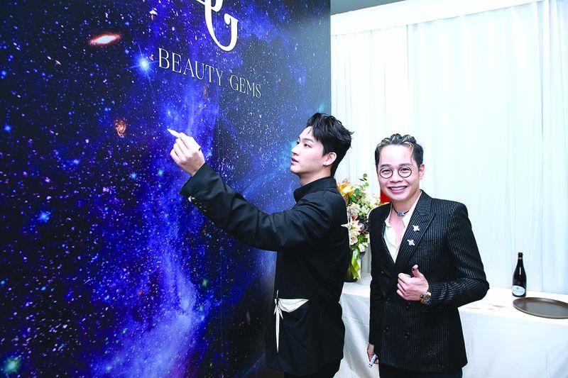 BEAUTY GEMS คว้าตัว‘เจย์บี’บินตรงมอบความสุขปีใหม่  เปิดจอง‘เข็มกลัดเพชรรูปผึ้ง’รายได้มอบให้มูลนิธิพิทักษ์และคุ้มครองเด็ก