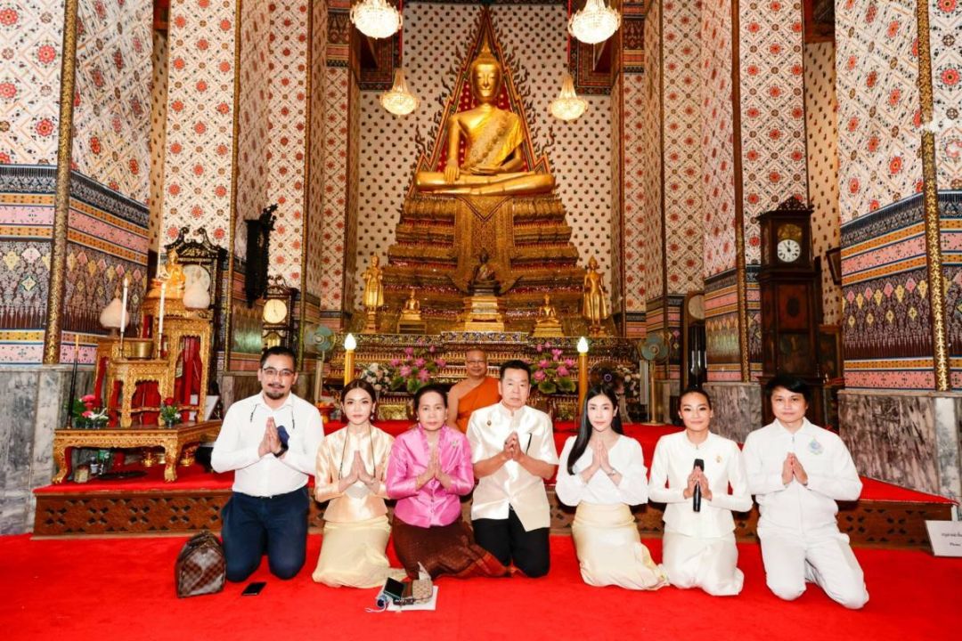 สว.นท ถือฤกษ์ดีปีใหม่ ๒๕๖๖ นำทีมดารานักแสดงสายบุญร่วมงาน 'ห่มผ้าพระปรางค์วัดอรุณฯ'