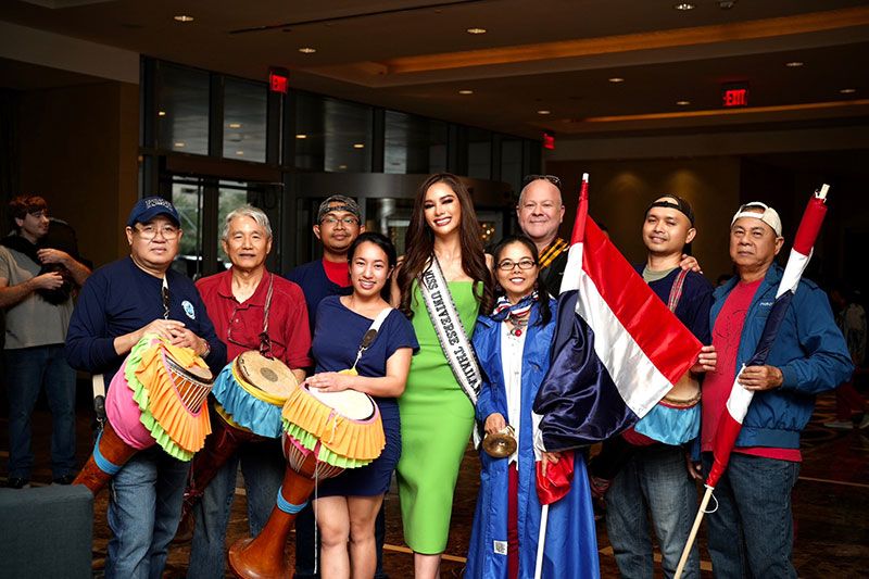 ชุดเขียวเหนี่ยว ‘#มงสาม’ จัดขบวนกลองยาวส่ง ‘แอนนา เสือ’ เข้ากอง MU แบบม่วนๆ จอยๆ