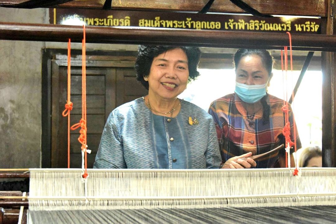 ‘นายกฯแม่บ้านมท.’ปธ.พิธีบวงสรวงกี่ทอผ้าเพื่อทอผ้ามัดหมี่ลายขอเจ้าฟ้าสิริวัณณวรีฯ ผืนยาวที่สุดในโลก
