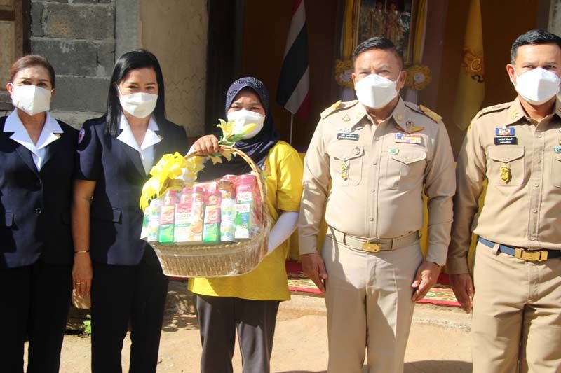 'ในหลวง-พระราชินี' โปรดเกล้าฯให้ผู้ว่าฯนราธิวาส เชิญตะกร้าสิ่งของพระราชทาน จากเหตุระเบิด