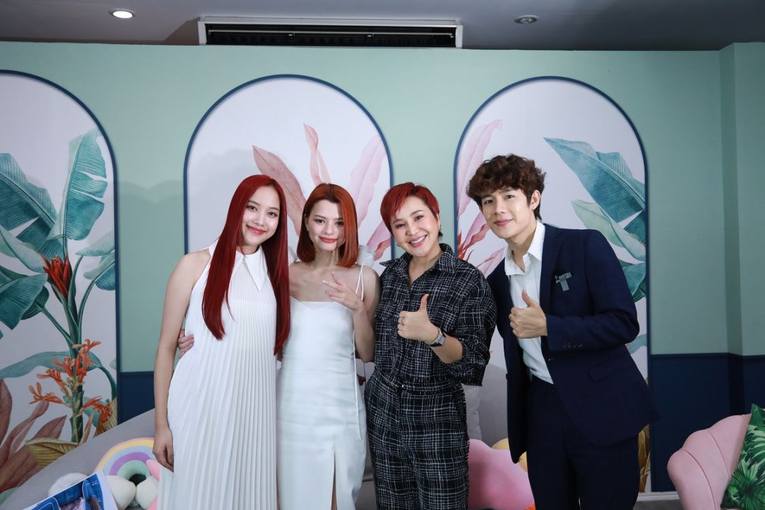 'Farger'จัด Live สดดึง 2 สาวสวย'ฟรีนสโรชา'และ 'เบ็คกี้รีเบคก้า'จากซีรีส์ GL สุดฮอต'ทฤษฏีสีชมพู'ร่วมงาน