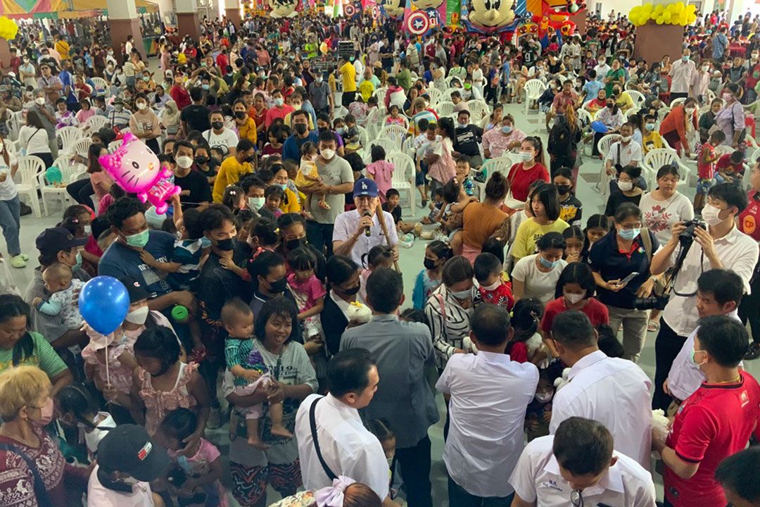 วันเด็กตราดสุดคึกคัก! ผู้ปกครองพาลูกหลานเที่ยวต่อคิวรับของขวัญตั้งแต่ 7 โมงเช้า