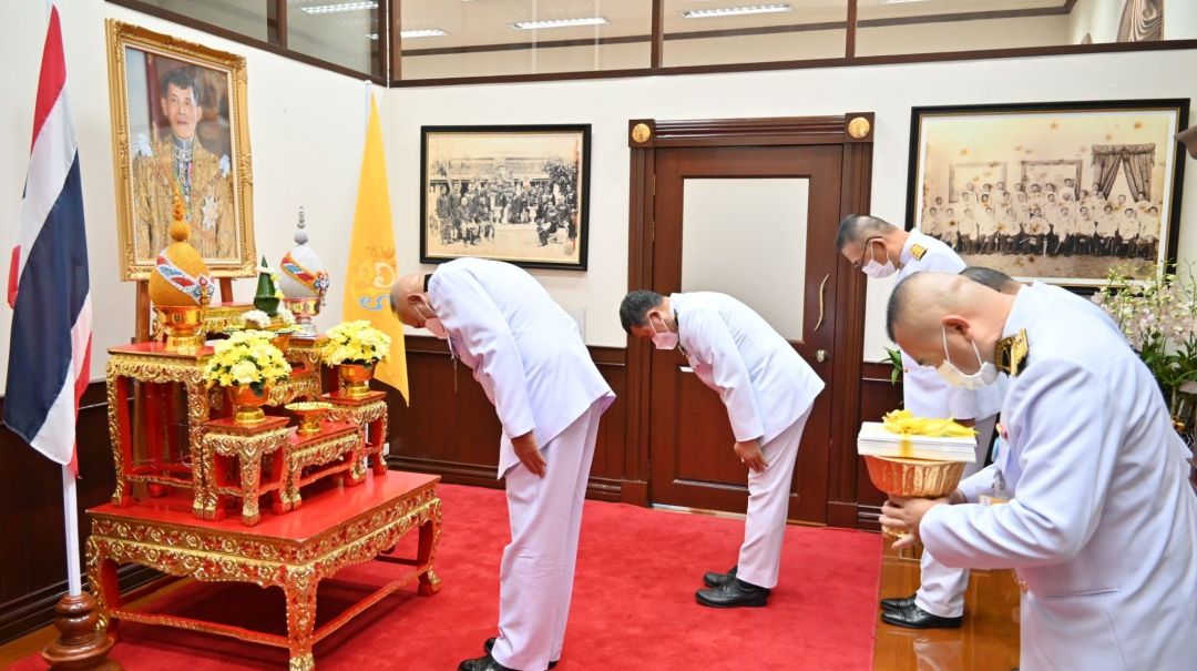 'ในหลวง'พระราชทานหนังสือบทเจริญพระพุทธมนต์ แก่กระทรวงมหาดไทย