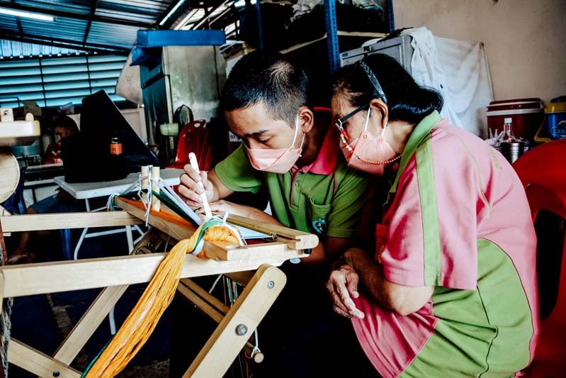 เซเลบฯ รุ่นใหม่เชิญชวนช่วยเหลือ ‘รร.เด็กพิเศษคุณพ่อเรย์’  รับกระเป๋าผ้าสุดชิค ผลงานเด็กพิการแทนคำขอบคุณ