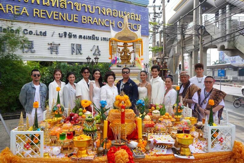 ไรท์ บิยอนด์ จับมือ วายุพัทธ์ โปรดักชั่น  บวงสรวงเปิดกล้องหนังจับคู่‘บิว-พริ้ง’เคมีลงตัวใน‘มนต์ดำสยาม’