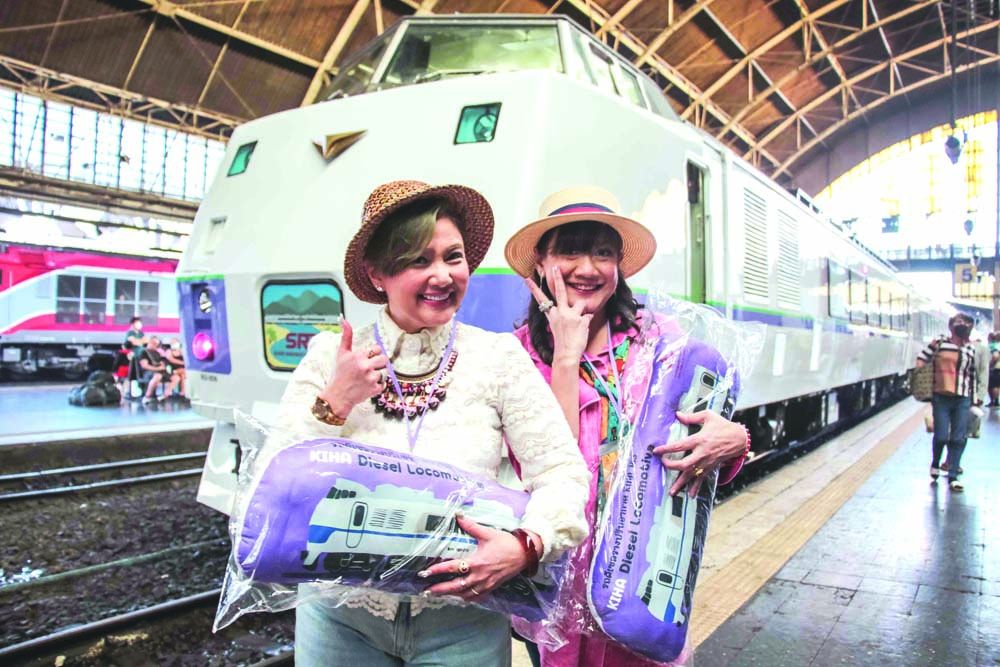 ‘คุณน้ำผึ้ง-น้อย’ปู๊นๆ กะฉึก กะฉัก...เที่ยวสุดคุ้มกับรถไฟ KIHA 183