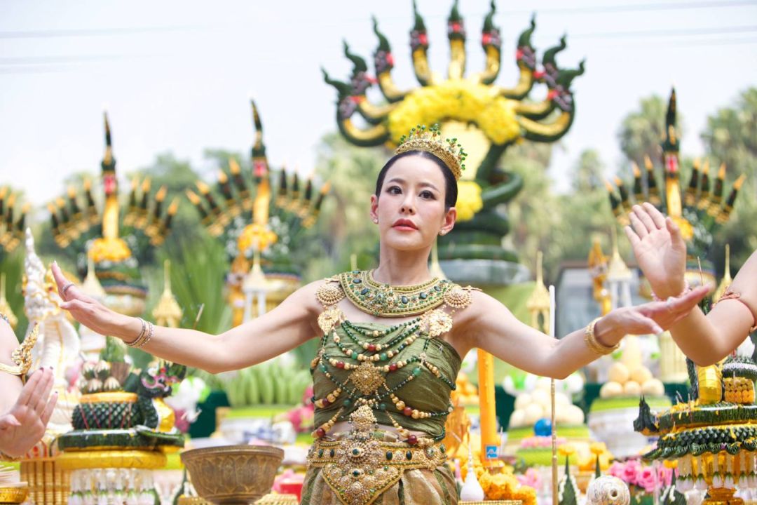 'หนิง-ปณิตา' ขึ้นแท่น CEO แบรนด์Ozyโอซี  จัดเต็มแต่งชุดไทย รำบวงสรวงคำชะโนด!