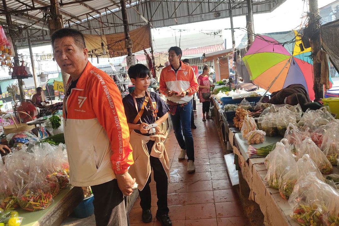 ‘ก้าวไกล’ลุย 2 ตลาด แนะนำ 2 ว่าที่ผู้สมัครส.ส.มุกดาหาร