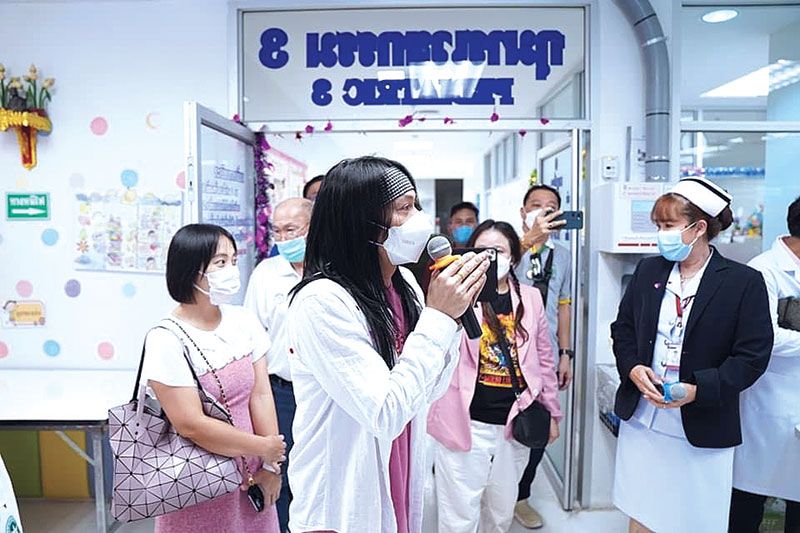 ‘พี สะเดิด’ทำกิจกรรม‘พี สะเดิด ส่งกำลังใจผู้ป่วยมะเร็ง’  พร้อมมอบเงินและสิ่งของให้โรงพยาบาลอุดรธานี