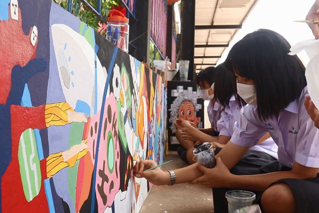 นักเรียนโรงเรียนตะพานหินร่วมสร้างผลงานวาดภาพสตรีทอาร์ตกำแพงทางเท้า