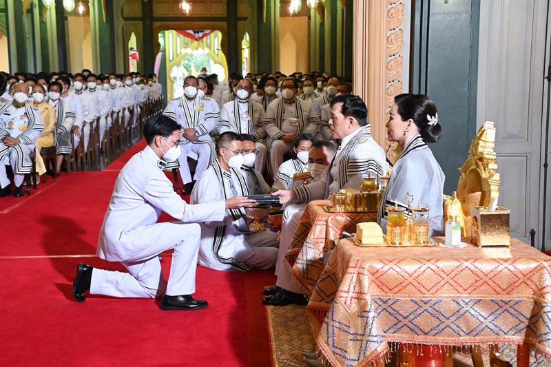 'ในหลวง-พระราชินี'พระราชทานประกาศนียบัตร ทุนการศึกษา และรางวัลนร.วชิราวุธวิทยาลัย